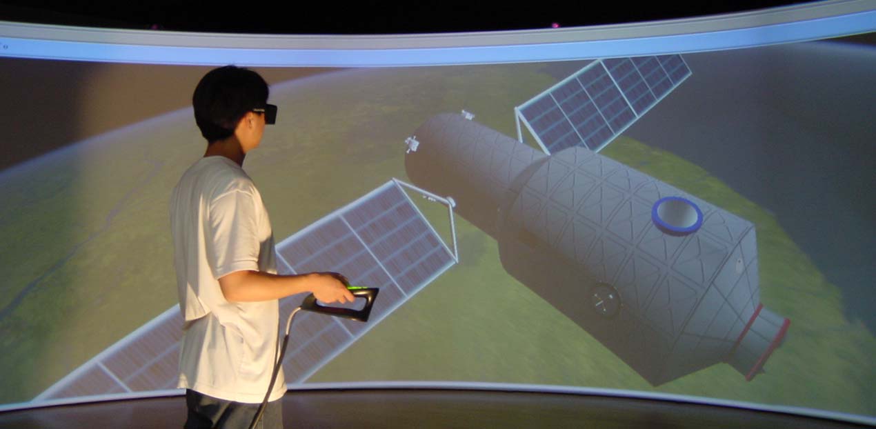 1733210197629956.jpg 上海市网络化制造与企业信息化重点实验室-VR设备演示.jpg