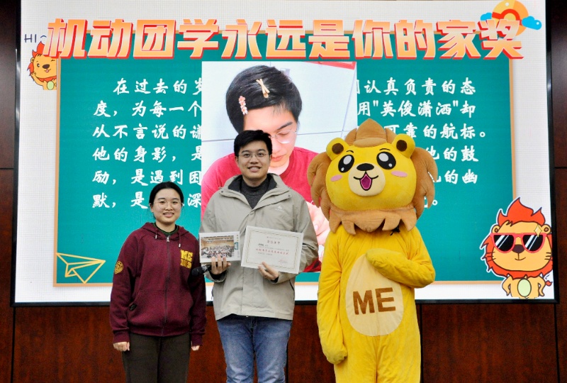 1764660345767719.jpg 图2 郑思航老师领奖_resized.jpg