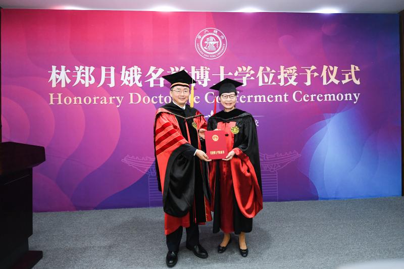 20240623_184314_192.jpg 校长颁证书.jpg