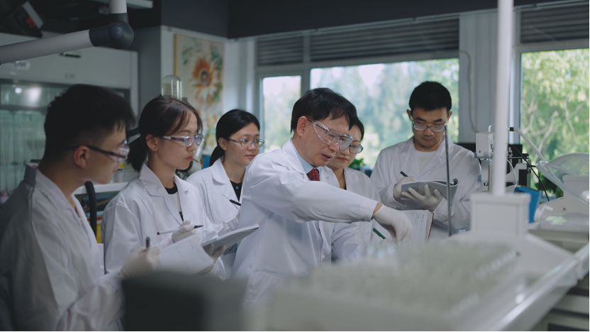 上海市先进工作者张万斌：从实验室到生产线的 “催化人生”