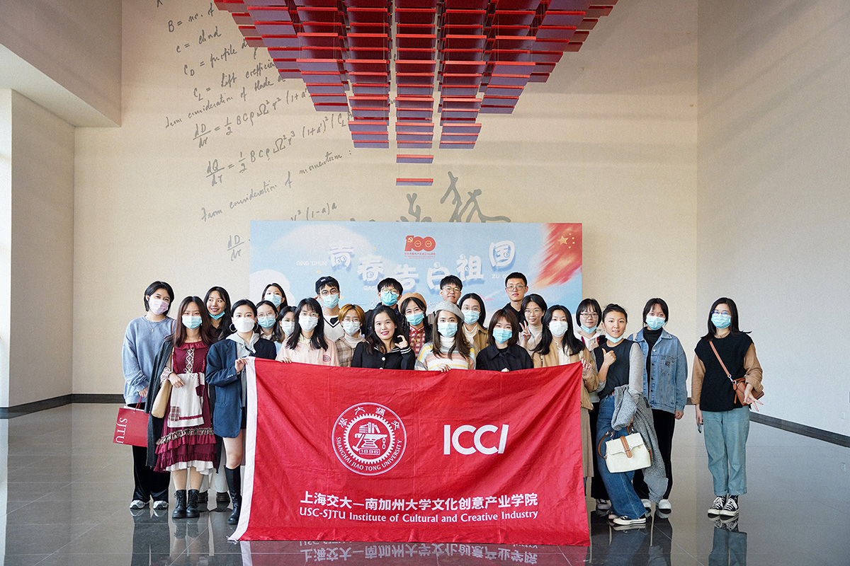 文创学院组织2021级新生参观徐汇校区学习校史