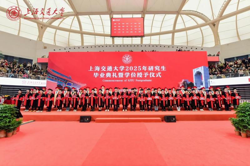 授予学位1.jpg